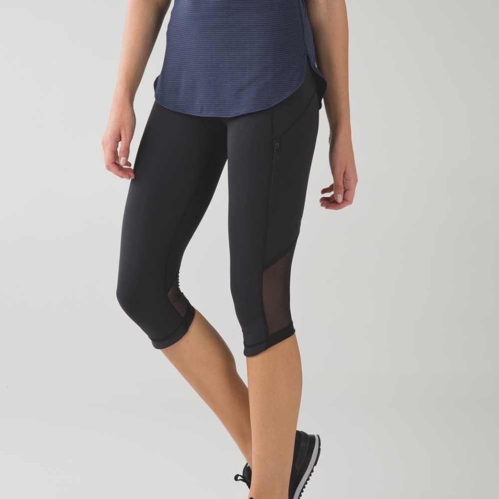 EUC 💎 Lululemon Black Crop Leggings Kris Cross Cropped capri Size 6 Black